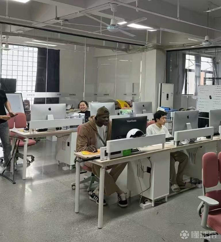 班味渐浓，班巴参加广交会后在办公室办公、骑三轮车拿货